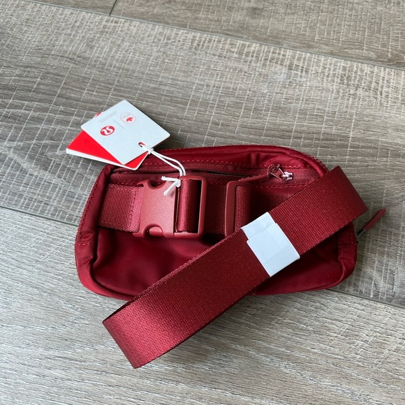 OG Lululemon Everywhere Belt Bag 1L Olympic Canada in Dark Sport Red - Picture 3 of 6